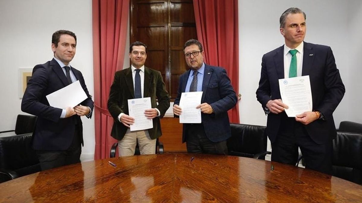 Teodoro García Egea, secretario general del PP; Juanma Moreno, candidato a presidente de la Junta de Andalucía, y Serrano y Ortega Smith, de Vox.