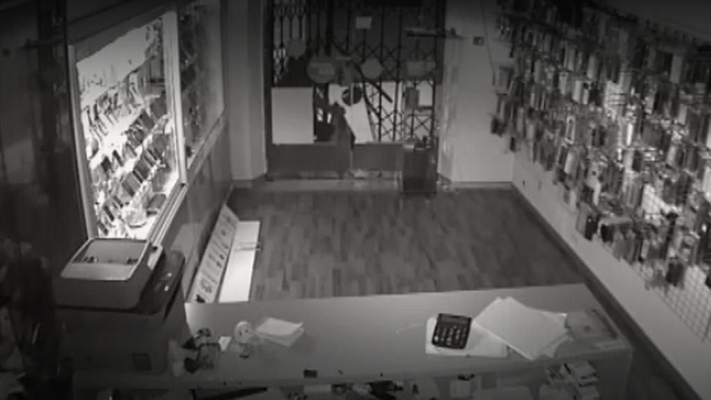 Vea el espectacular robo en una tienda de móviles de Vic, en Barcelona