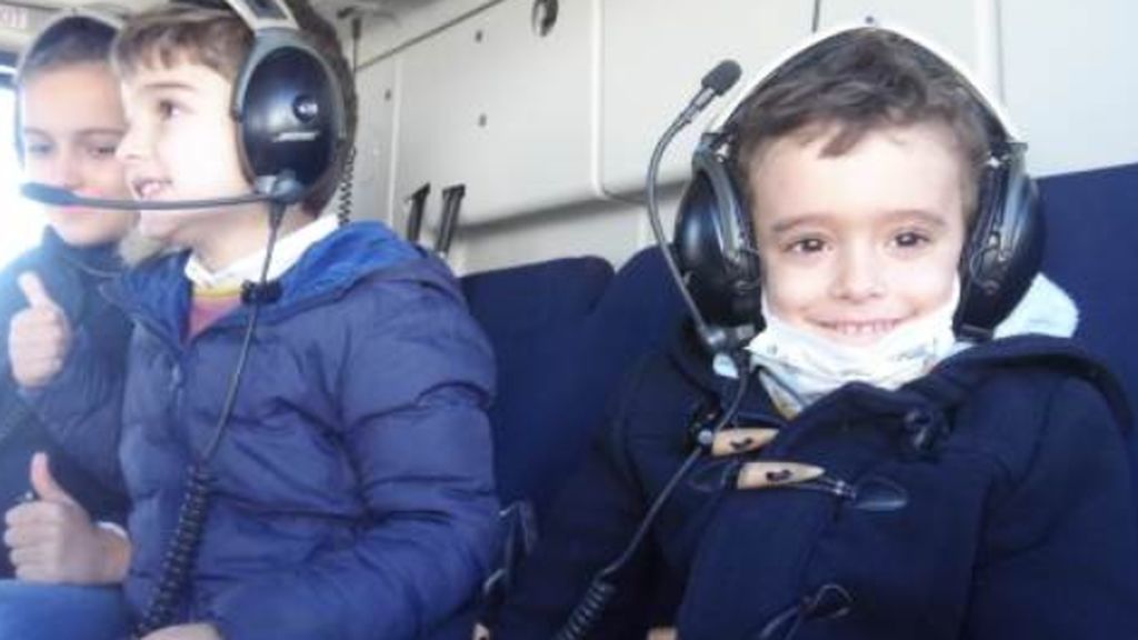 javier cumple su sueño de 'pilotar' un helicoptero