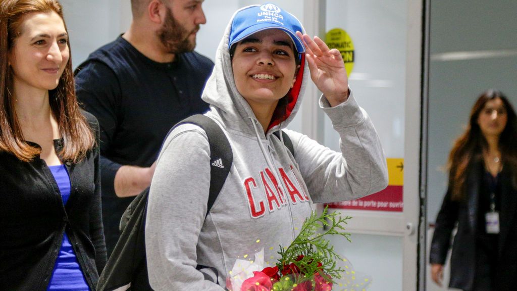Rahaf Mohamed, la joven saudí atrincherada en un hotel de Tailandia, llega a Toronto