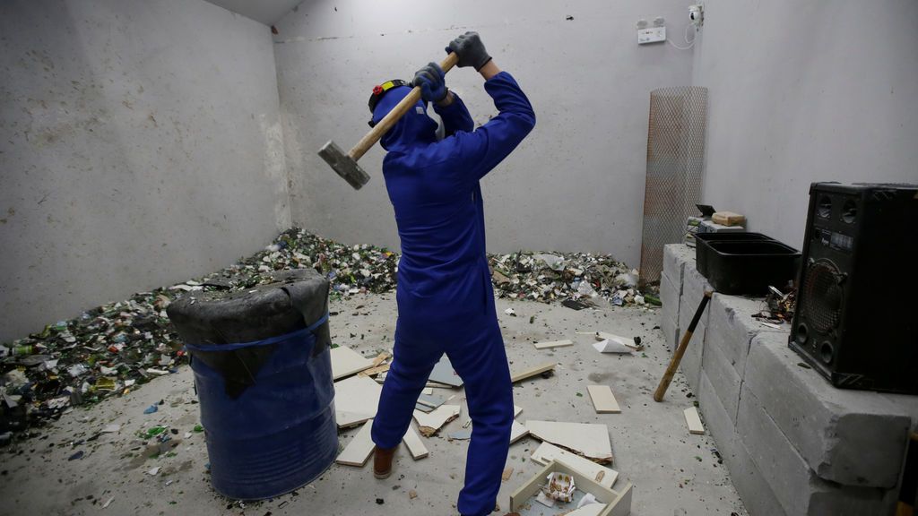 El sueño de muchos existe en Pekín: una sala para liberar estrés destrozando objetos