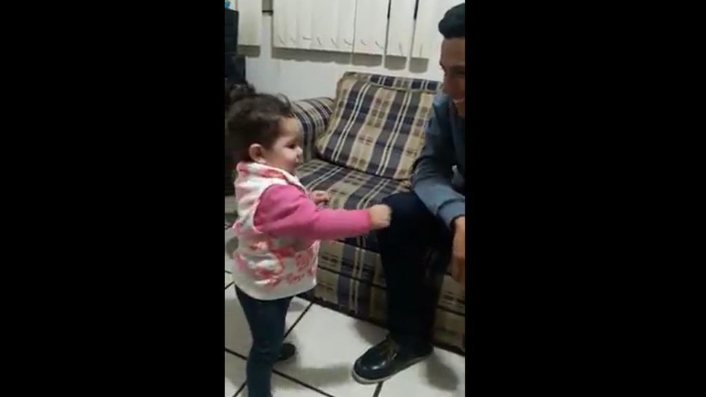 La tierna imagen de una niña que trata de hablar con su padre sordo mediante la lengua de signos