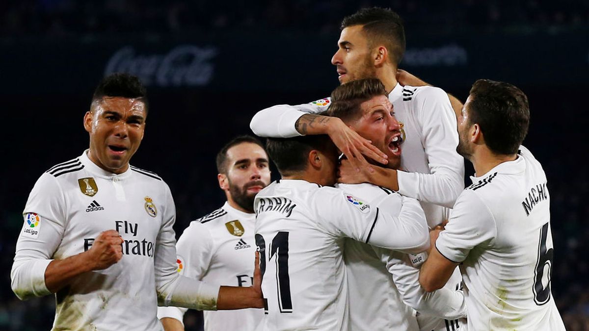 Los gestos de cariño que recibió Dani Ceballos a la salida del Villamarín tras ser pitado por parte de la afición del Betis Los gestos de cariño que recibió Dani Ceballos a la salida del Villamarín tras ser pitado por parte de la afición del Betis