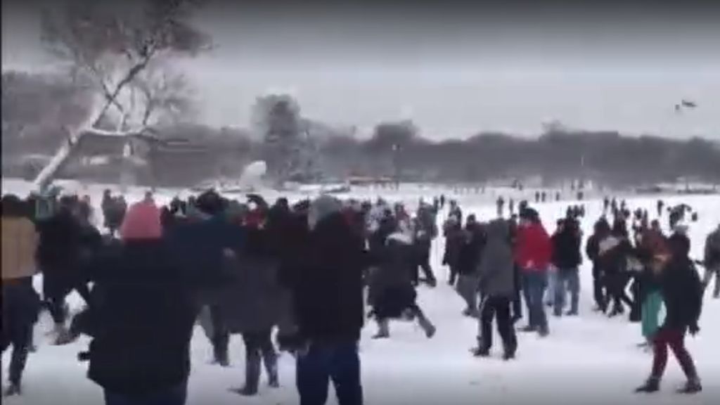 Los ciudadanos de Washington aprovechan el temporal para organizar una guerra de bolas de nieve