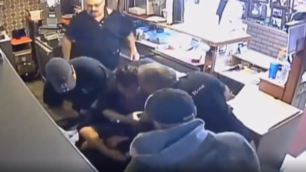 Atraco frustrado en un restaurante en Arizona: dos camareros quedan  heridos