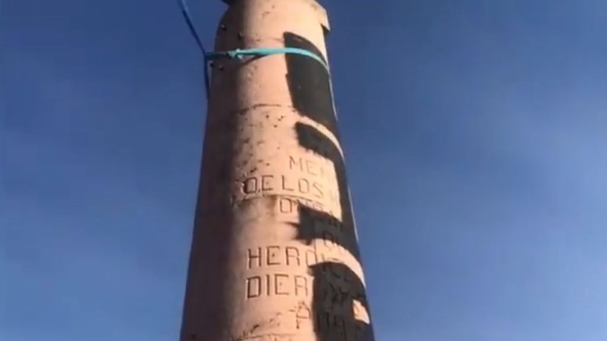 Derriban a la fuerza un monumento franquista en Ondarroa (Vizcaya)