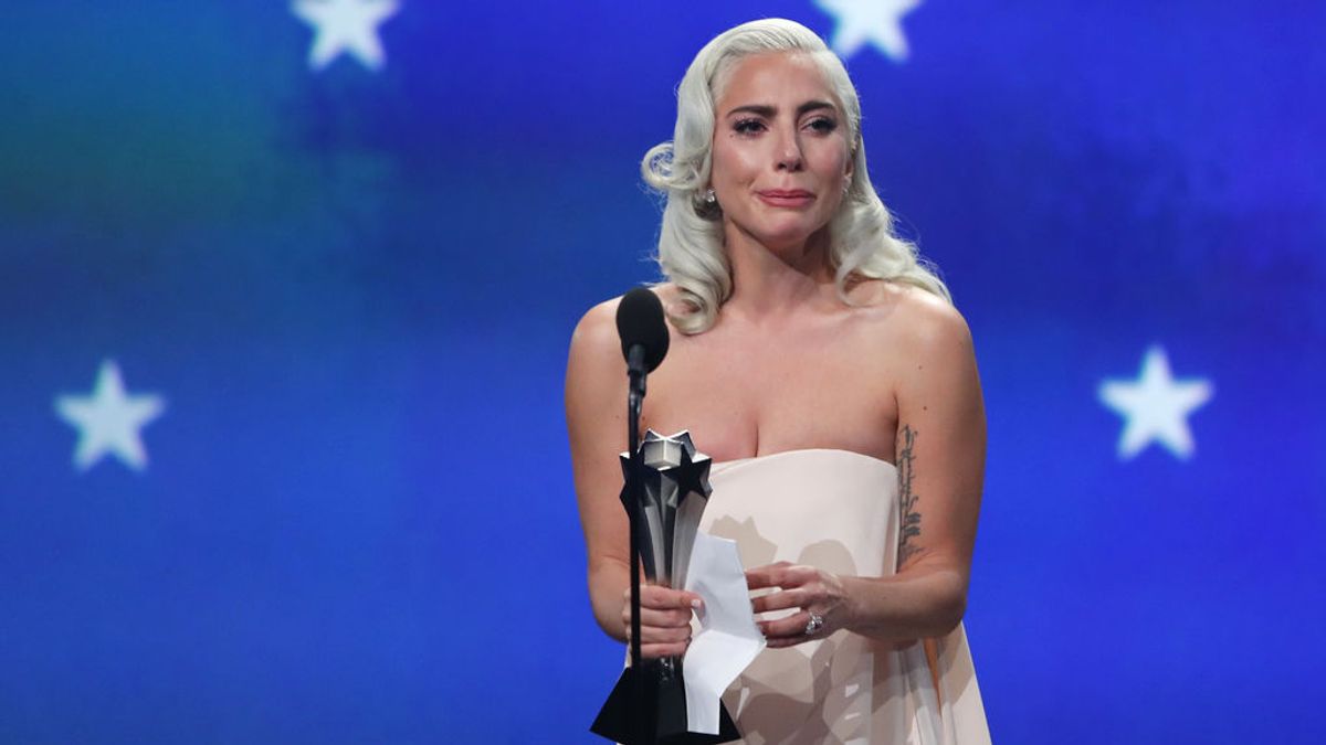 Lady Gaga ya no es la chica radical: rompe a llorar al triunfar en los Critics' Choice Awards