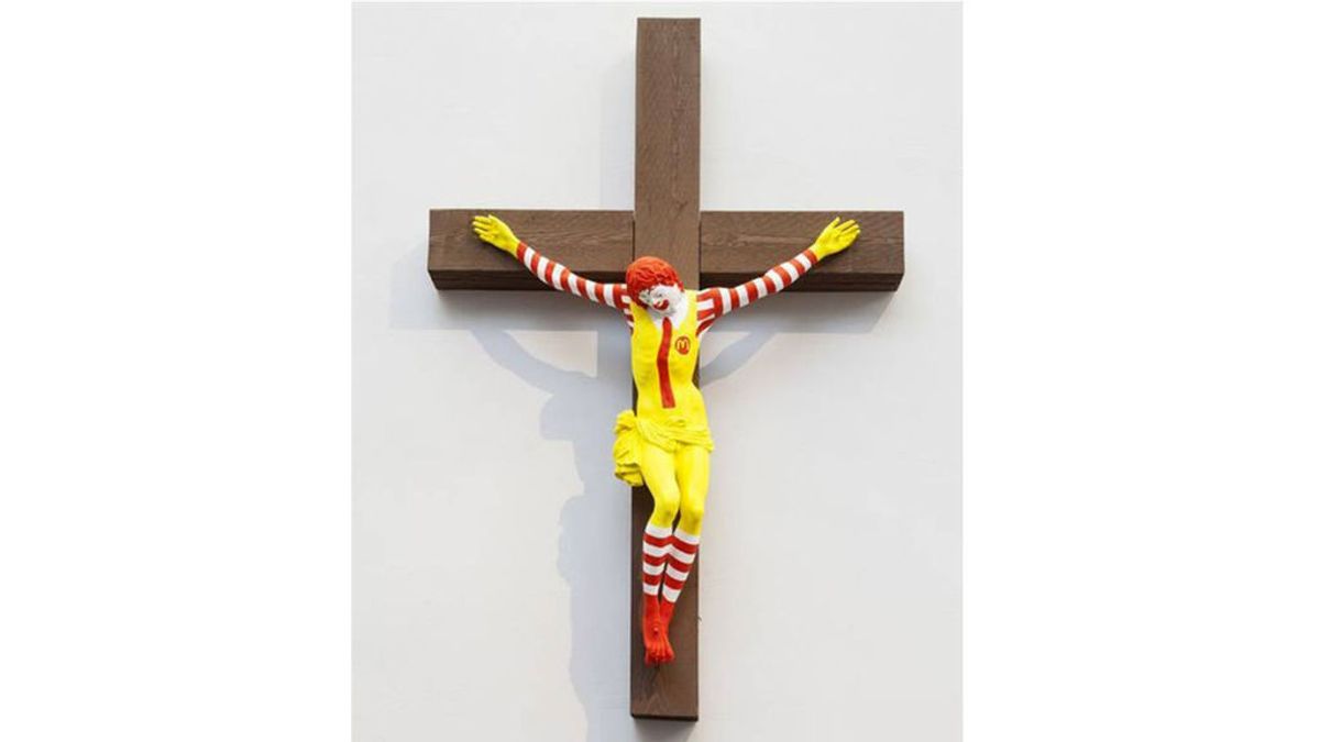 La crucifixión de Ronald McDonald causa polémica