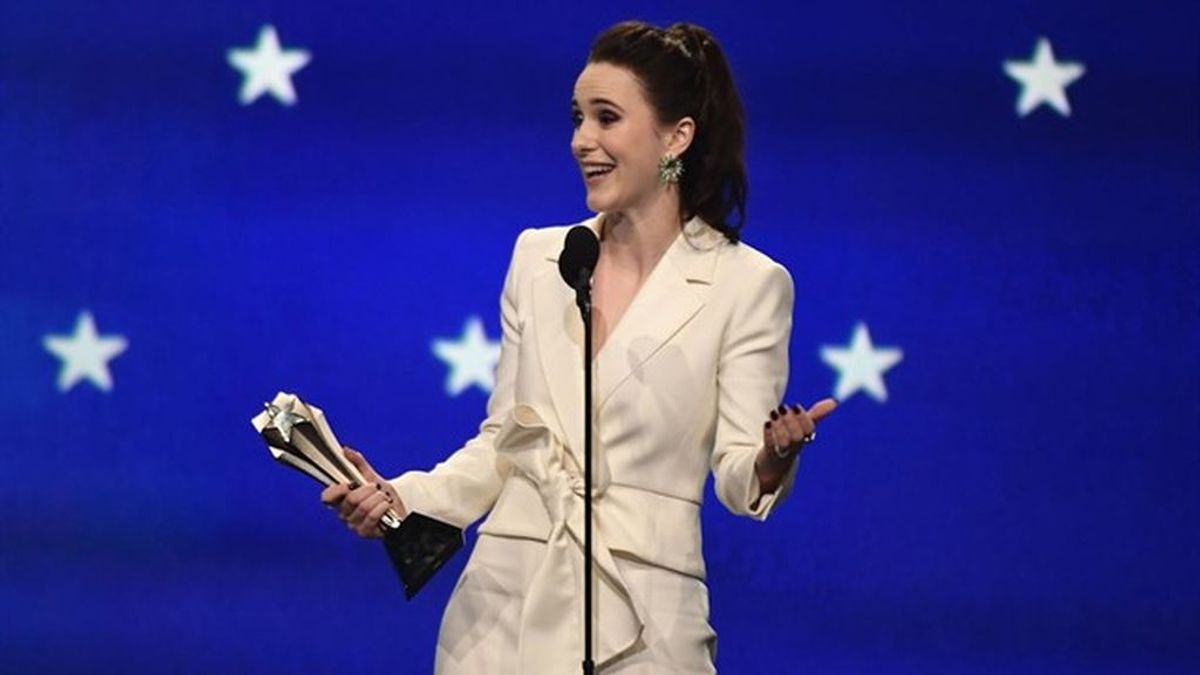 Rachel Brosnahan, ganadora del premio a mejor actriz en una serie de comedia en los Critics' Choice Awards 2019.