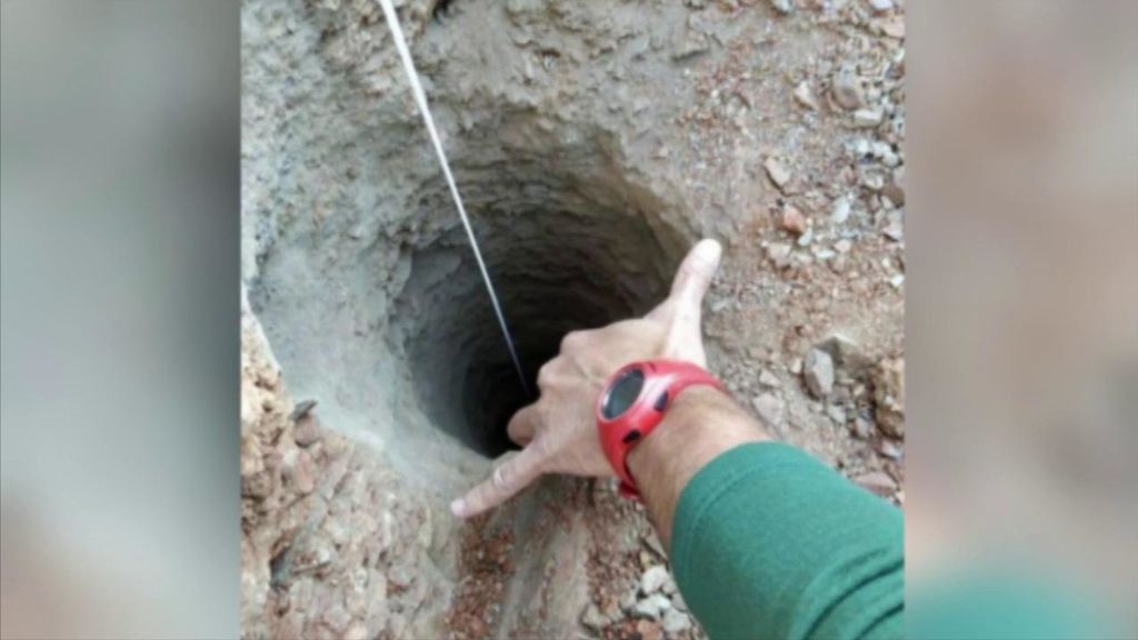 Comienzan a sacar tierra del pozo en el que cayó Julen en 