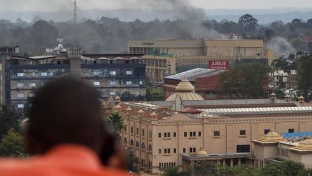 Estamos siendo atacados: Dos explosiones y disparos cerca de un hotel en Nairobi