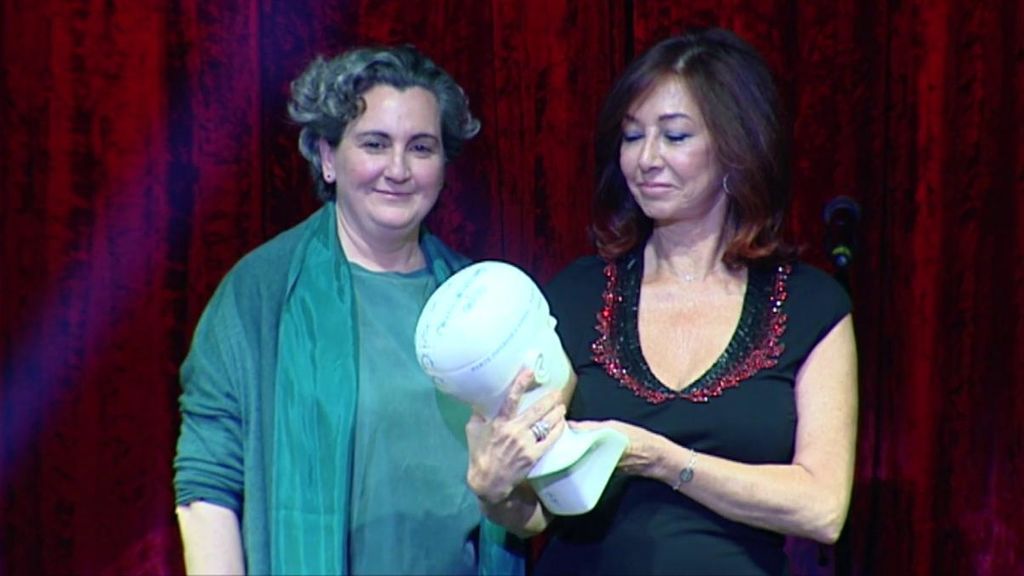 Ana Rosa recibe el premio de la federación de cocineros y reposteros de España