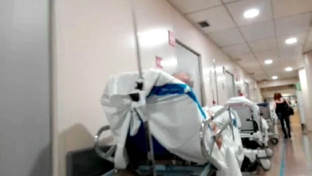 Colapso en los hospitales: pacientes hacinados en urgencias ante el aumento de la gripe