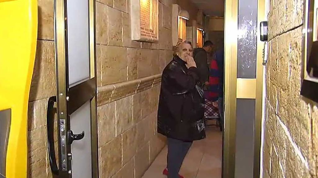 Rosario y su hijo dejan el trastero para vivir en un hotel gracias a la solidaridad