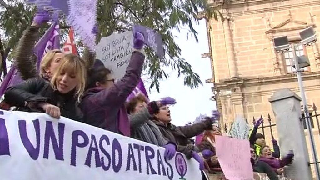 Miles de personas protestan ante el Parlamento andaluz contra la presencia de VOX en el Gobierno