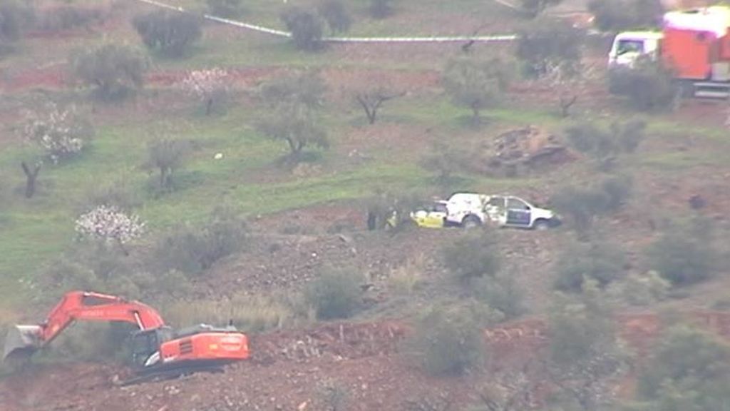 Las excavadora retiran tierra para rescatar a Julen