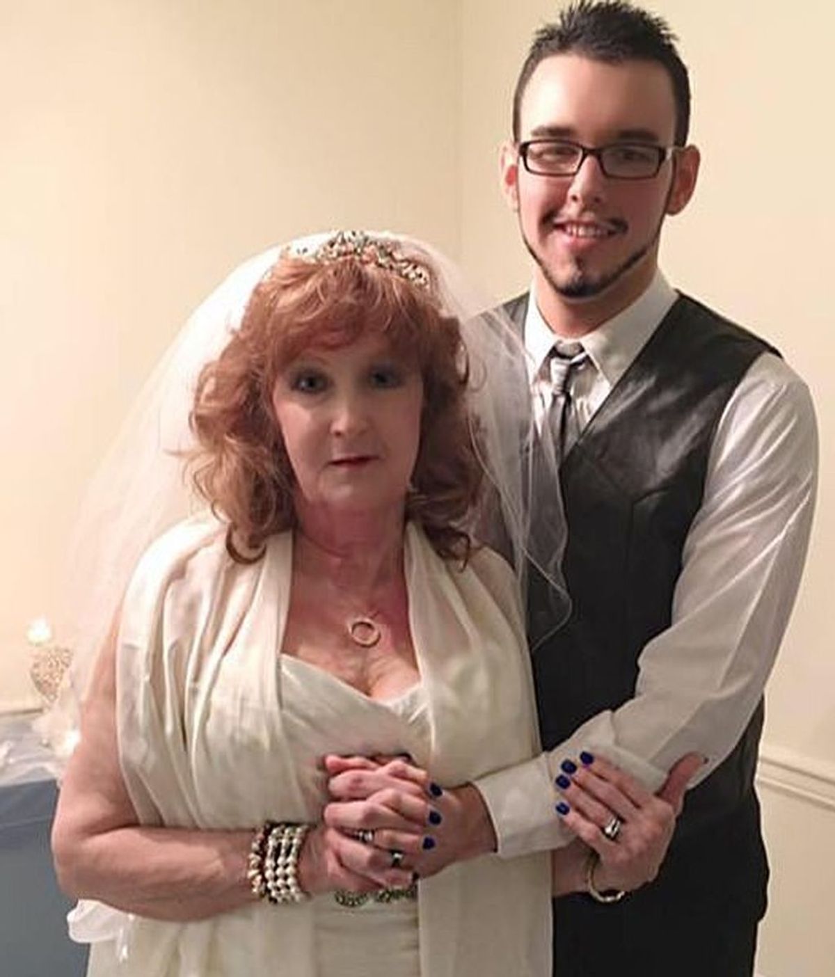 Una mujer de 72 años encuentra el amor en un joven de 19 años al que conoció en el funeral de su hijo