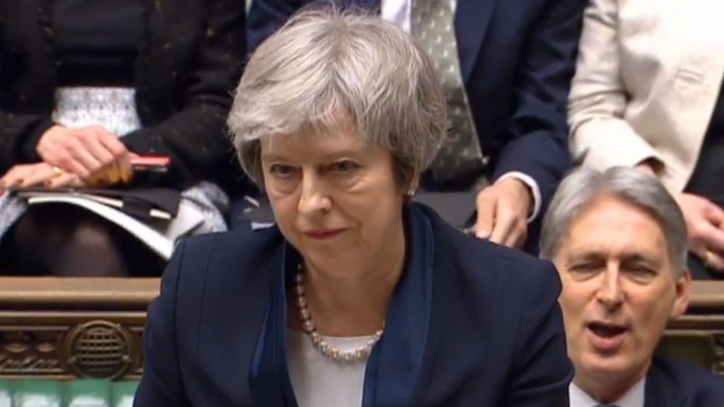 Theresa May, al borde del 'KO', se enfrentará a una moción de censura el miércoles