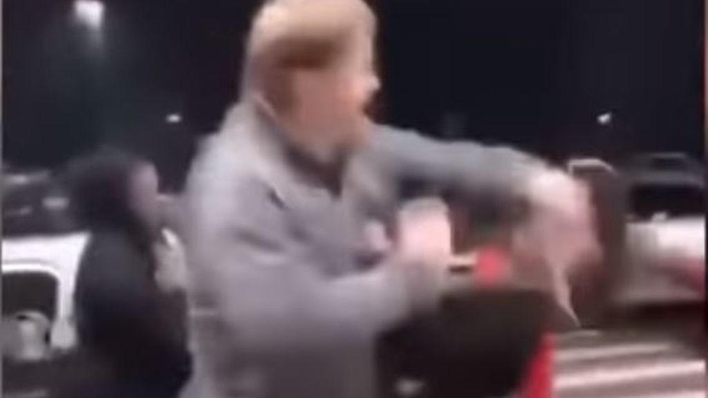 Un hombre golpea a una niña de 11 años durante una pelea en pleno centro comercial