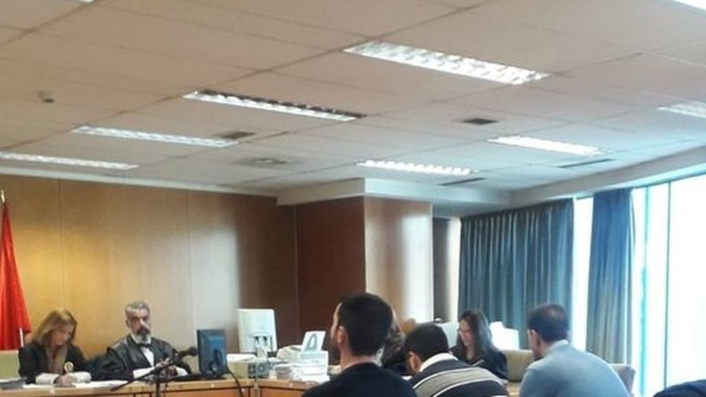 La defensa de 'la Manada de Villalba' se refiere a si la 'presunta' víctima es "de las que tiene que ir buscando la pastilla del día después"