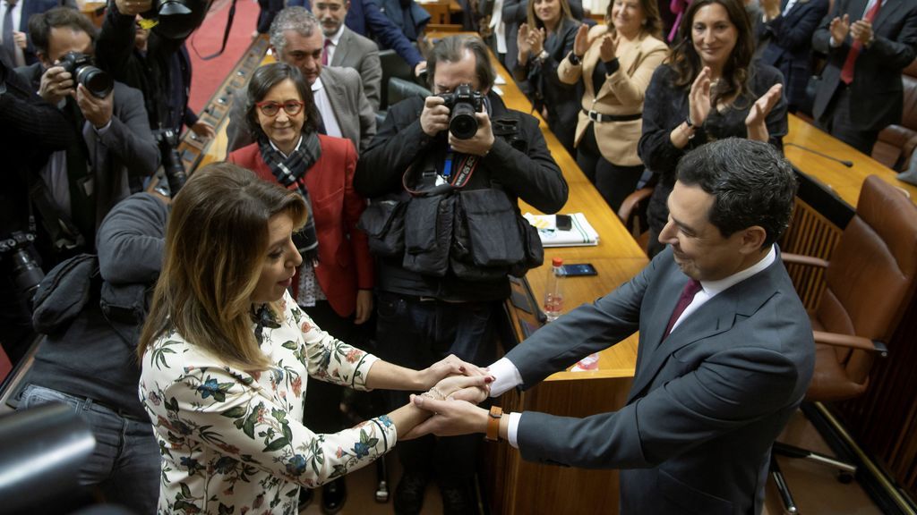 Los gestos del día del cambio en Andalucía: de la "risa del fin de ciclo" a las felicitaciones a Juanma Moreno