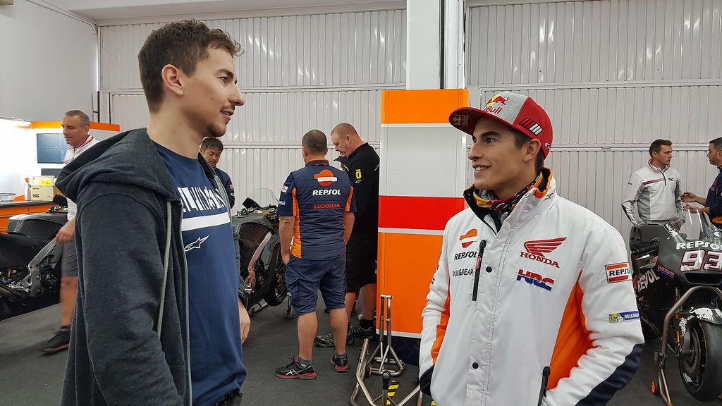 El recibimiento de Márquez a Jorge Lorenzo en su primer día juntos en el Repsol Honda