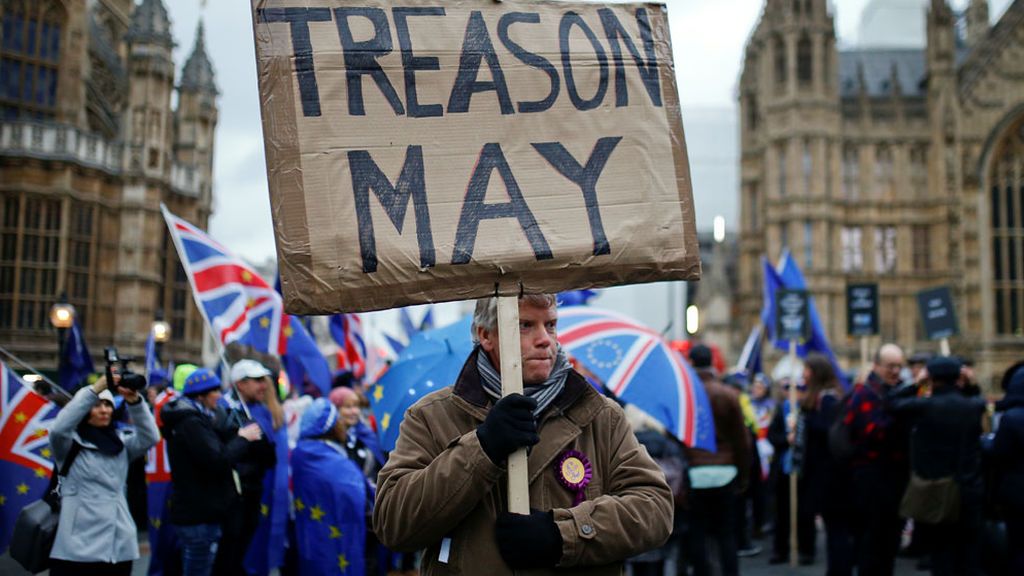El 'no' al acuerdo de Theresa May  concentra a cientos de manifestantes frente al parlamento