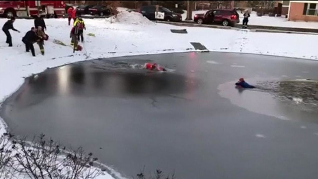 El angustioso rescate de un niño en lago helado