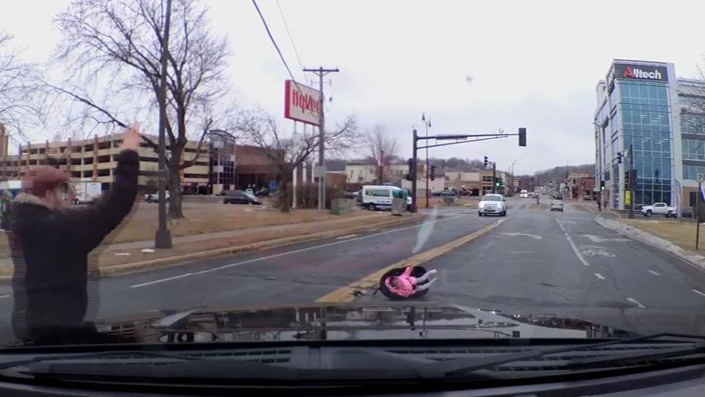 Un bebé en su sillita se cae de un coche en marcha en EEUU