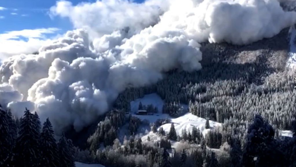 Toneladas de nieve inundan un valle suizo tras una 