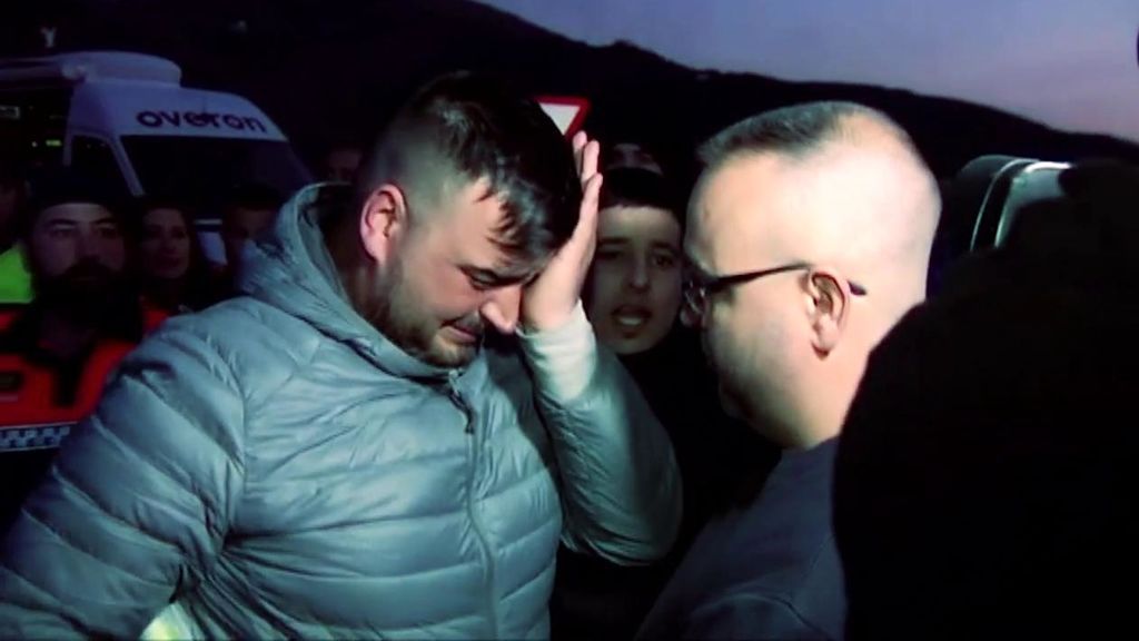 El padre de Julen, muy emocionado, recoge los dibujos de apoyo de los niños de Totalán