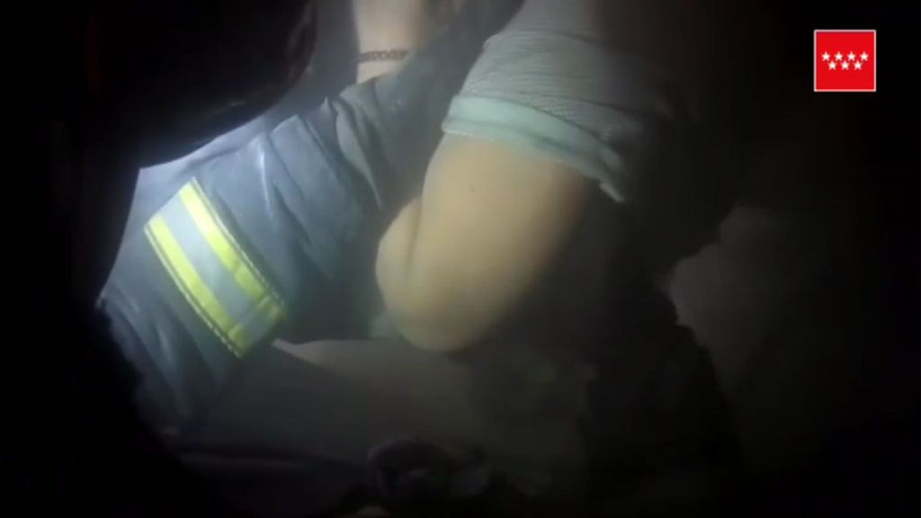 Refugiada en una bañera y medio asfixiada, los bomberos rescatan a una mujer en Rivas, Madrid
