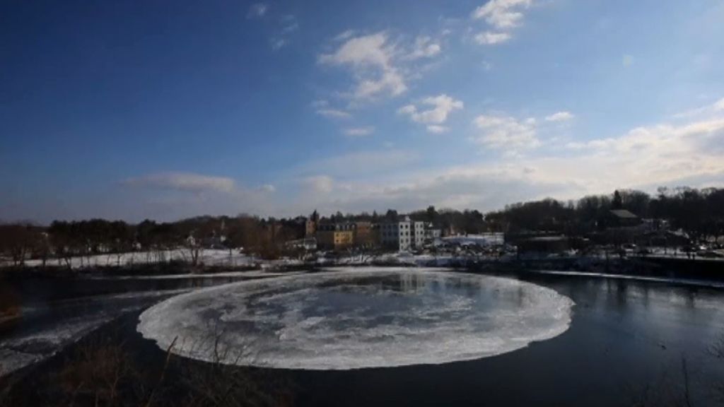 El enorme círculo perfecto de hielo que gira sobre sí mismo en el norte de EEUU