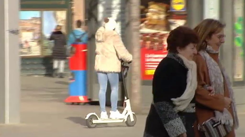 En patinete eléctrico,  a lo loco por las calles y aceras: Sin cascos y sin idea de las normas para su conducción