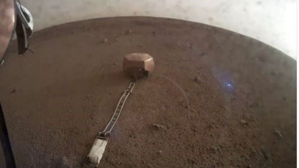 La misión InSight de la NASA pega la oreja al suelo de Marte