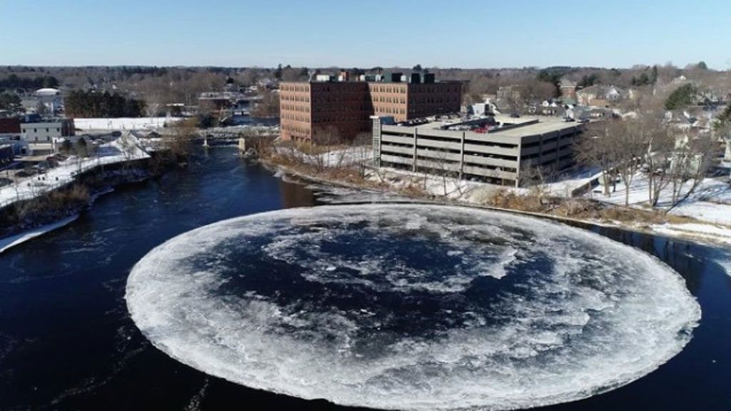 El enigmático  bloque de hielo circular que flota en un río de la ciudad de Westbrook en EEUU