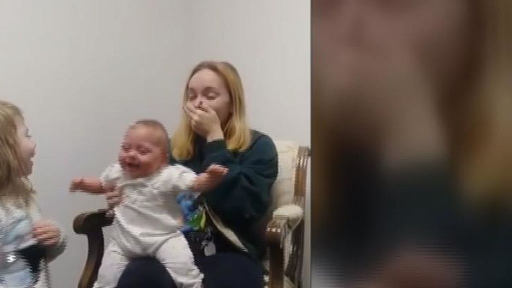 Así reacciona una bebé al oir por primera vez gracias a un audífono