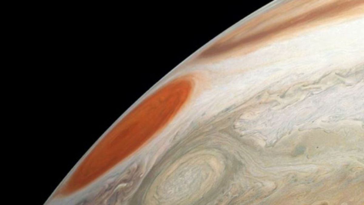 Dos tormentas masivas en el último sobrevuelo de Júpiter por la nave Juno