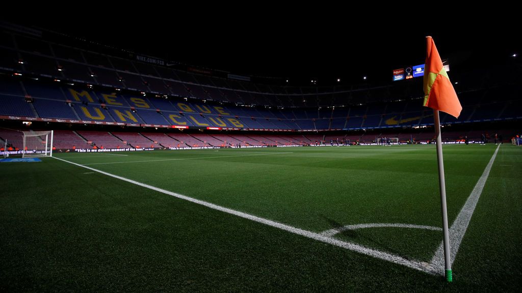 Un aficionado herido por el desprendimiento de una parte del techo del Camp Nou Un aficionado herido por el desprendimiento de una parte del techo del Camp Nou