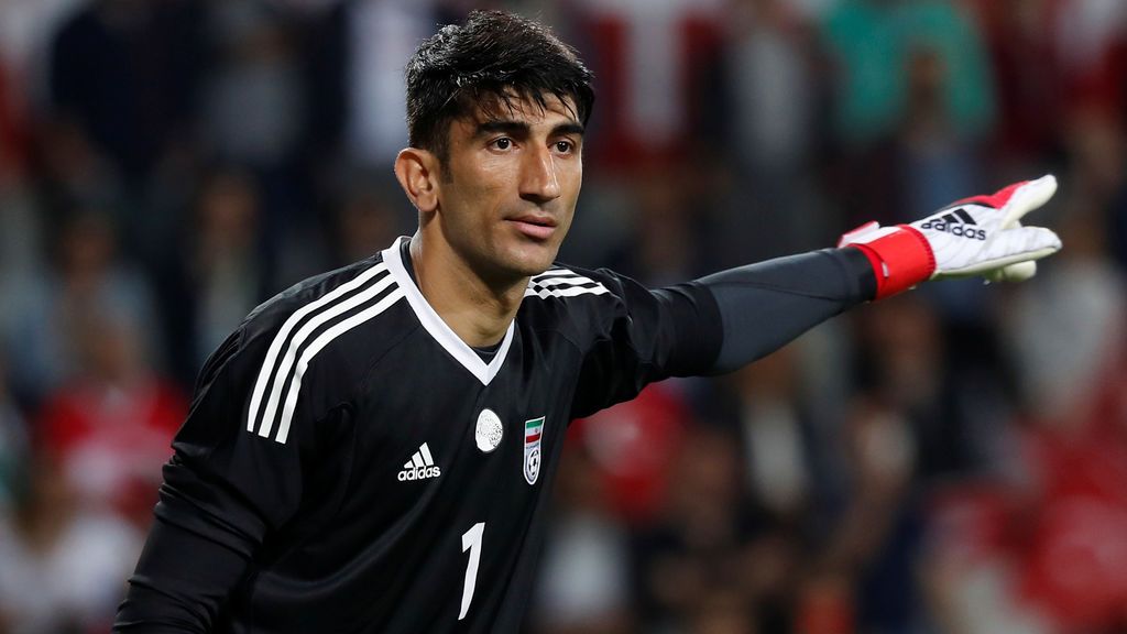 No es un montaje aunque lo parece: el portero de Irán saca con la mano a 75 metros No es un montaje aunque lo parece: el portero de Irán saca con la mano a 75 metros