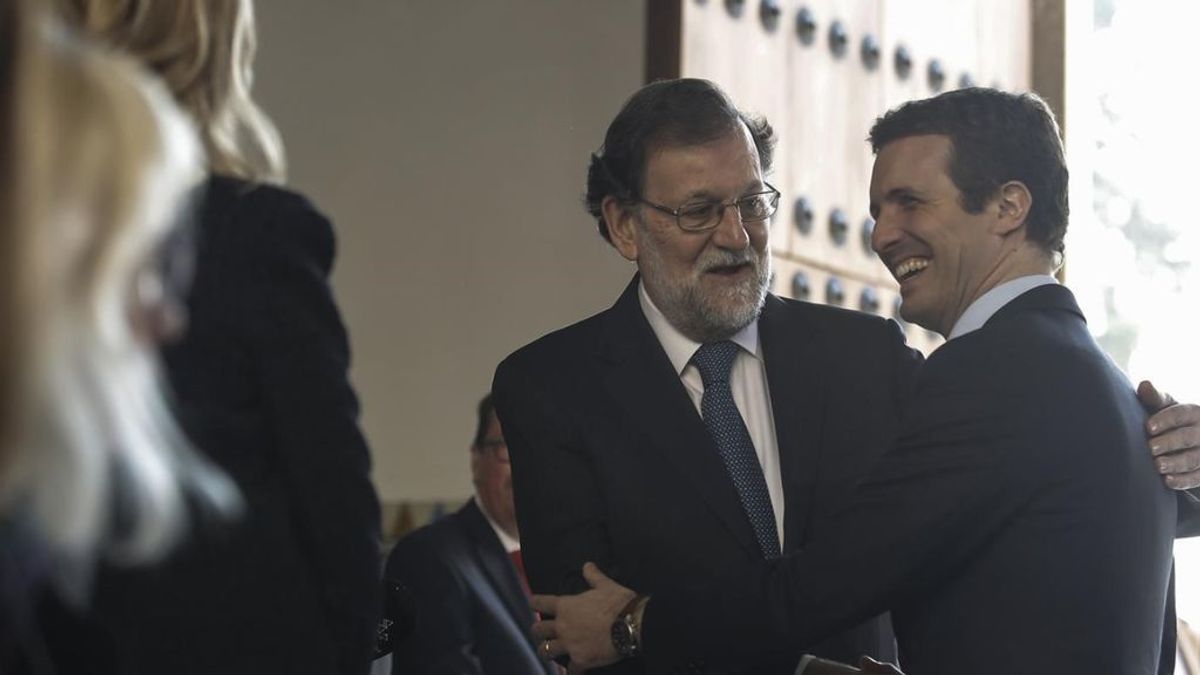 Casado, Rajoy y Soraya evitan posar juntos en la investidura de Moreno
