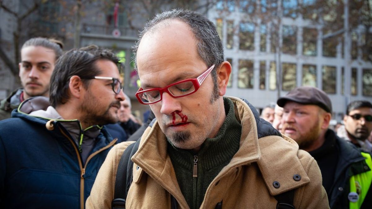 Agreden a un periodista en la asamblea de taxistas en Barcelona