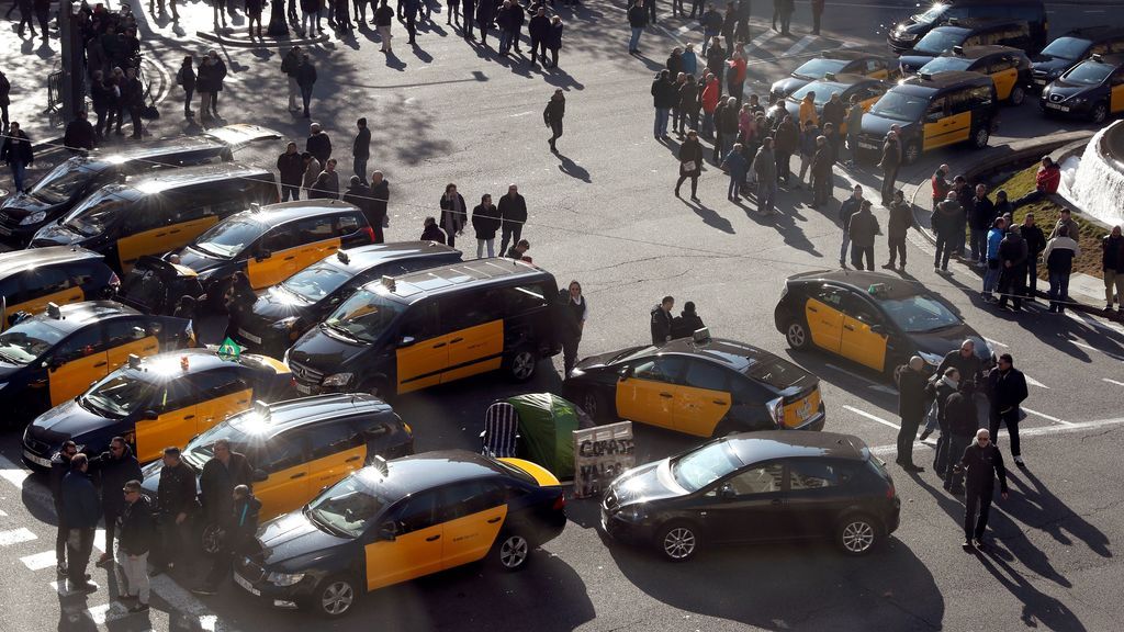 Continúan las protestas de los taxistas en Barcelona contra las empresas VTC