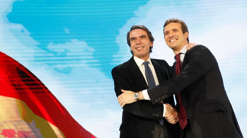 Casado brinda un gran recibimiento a Aznar en su regreso a una Convención Nacional del PP Casado brinda un gran recibimiento a Aznar en su regreso a una Convención Nacional del PP