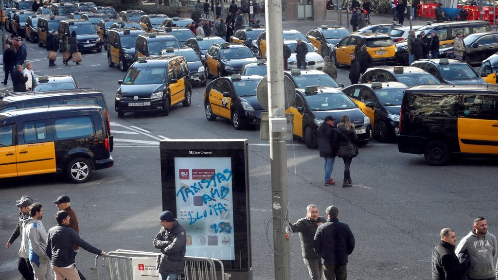 Aumenta la tensión entre los mismos taxistas durante la huelga en Barcelona