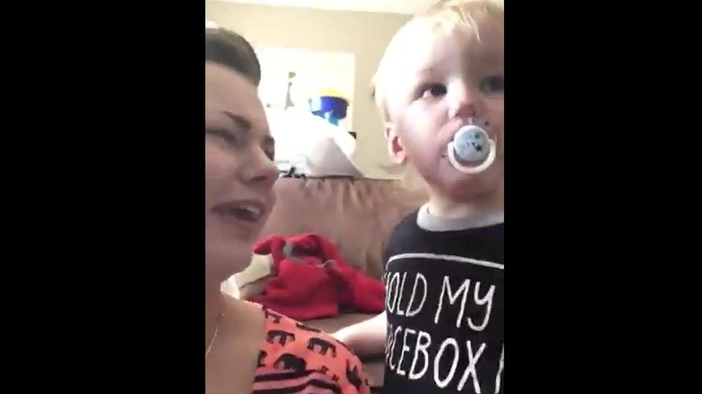Un bebé consigue que su madre deje de llorar poniéndole un chupete