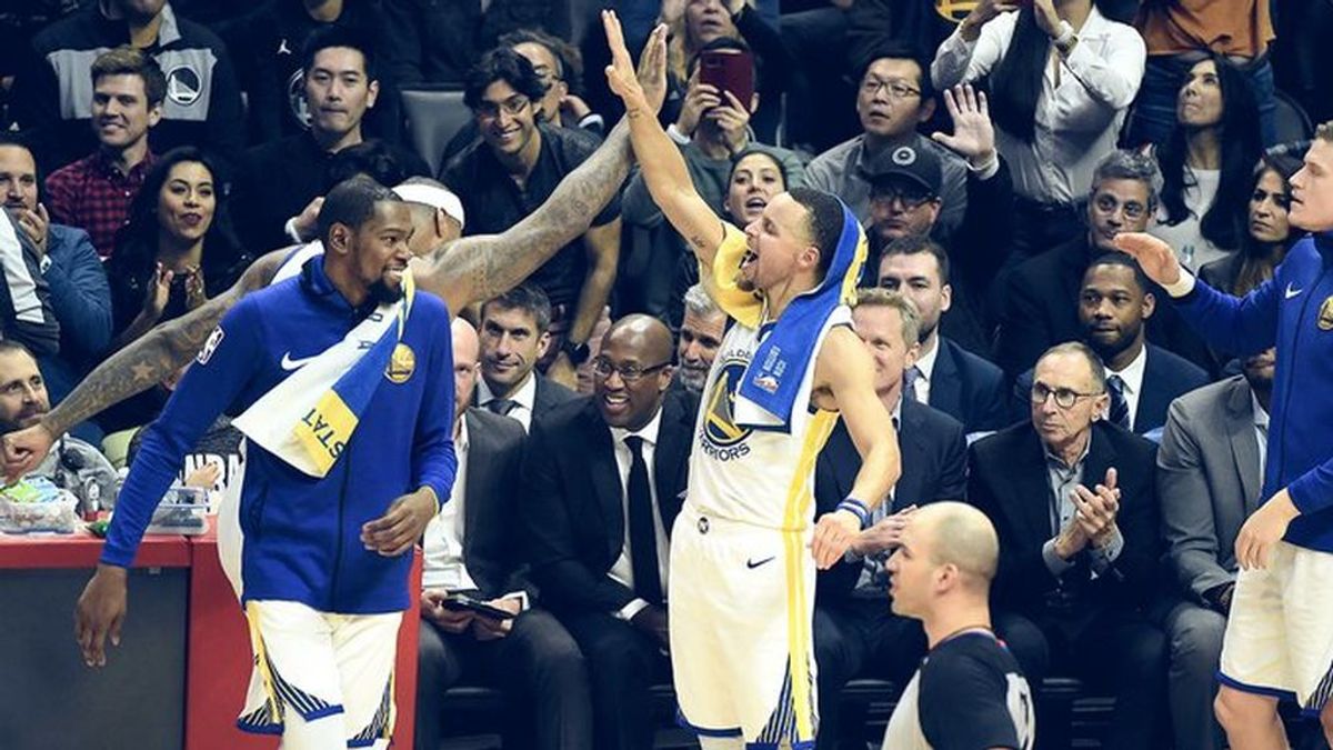 El canastón de Curry que enloquece a los seguidores de la NBA El canastón de Curry que enloquece a los seguidores de la NBA