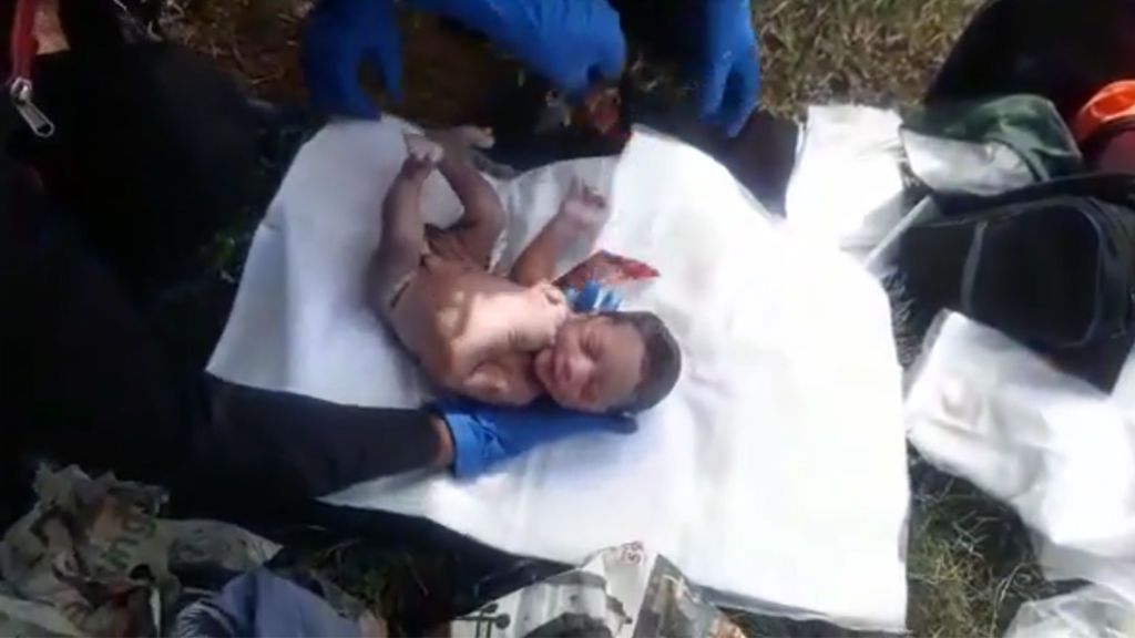Segundos antes de morir, los llantos salvan la vida a un recién nacido al que habían tirado a la basura