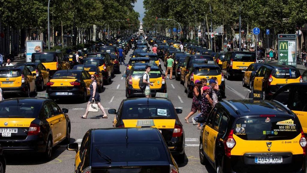 "No nos movemos de aquí": Los taxistas de Barcelona continúan con la huelga