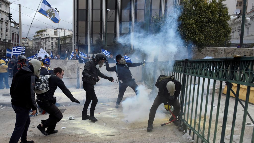 Graves disturbios en Atenas en la protesta contra el acuerdo con Macedonia